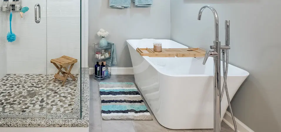 Standing bath with blue accent towels