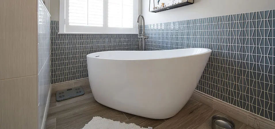 Freestanding bath tub with silver fixtures
